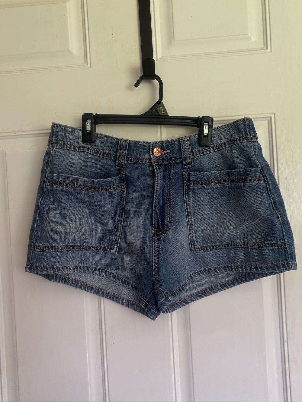 NWT Med Roxy medium wash front/back patch pockets denim shorts.  Retail 49.00.